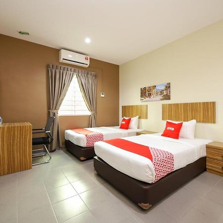 Oyo 89839 Riaz Hotel Malacca Exterior photo