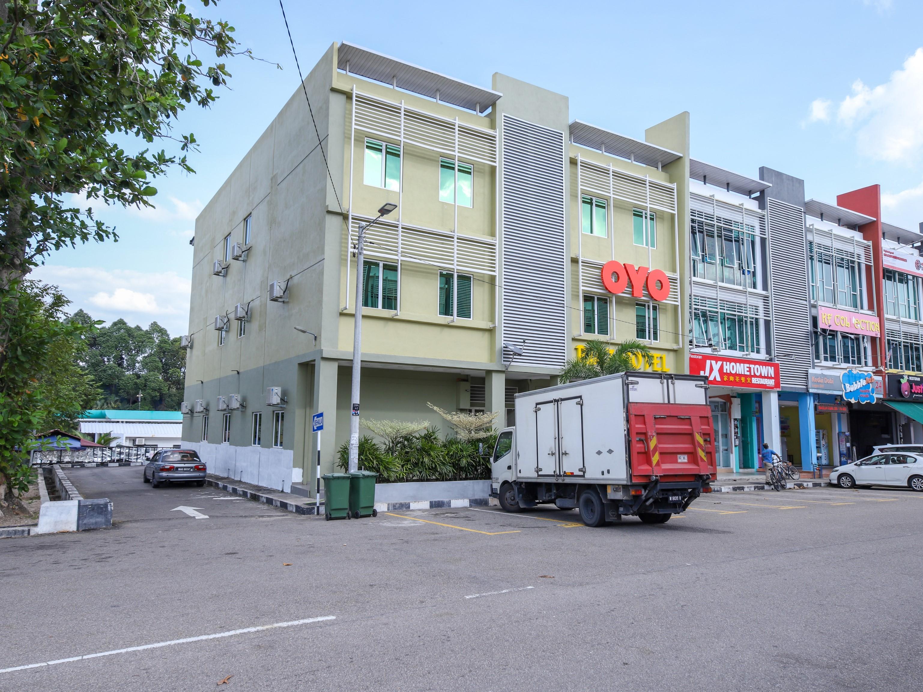Oyo 89839 Riaz Hotel Malacca Exterior photo