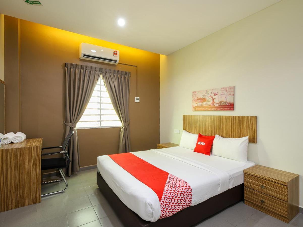 Oyo 89839 Riaz Hotel Malacca Exterior photo