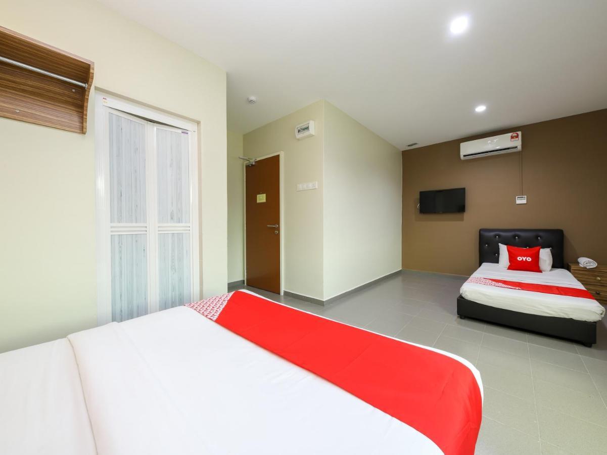 Oyo 89839 Riaz Hotel Malacca Exterior photo