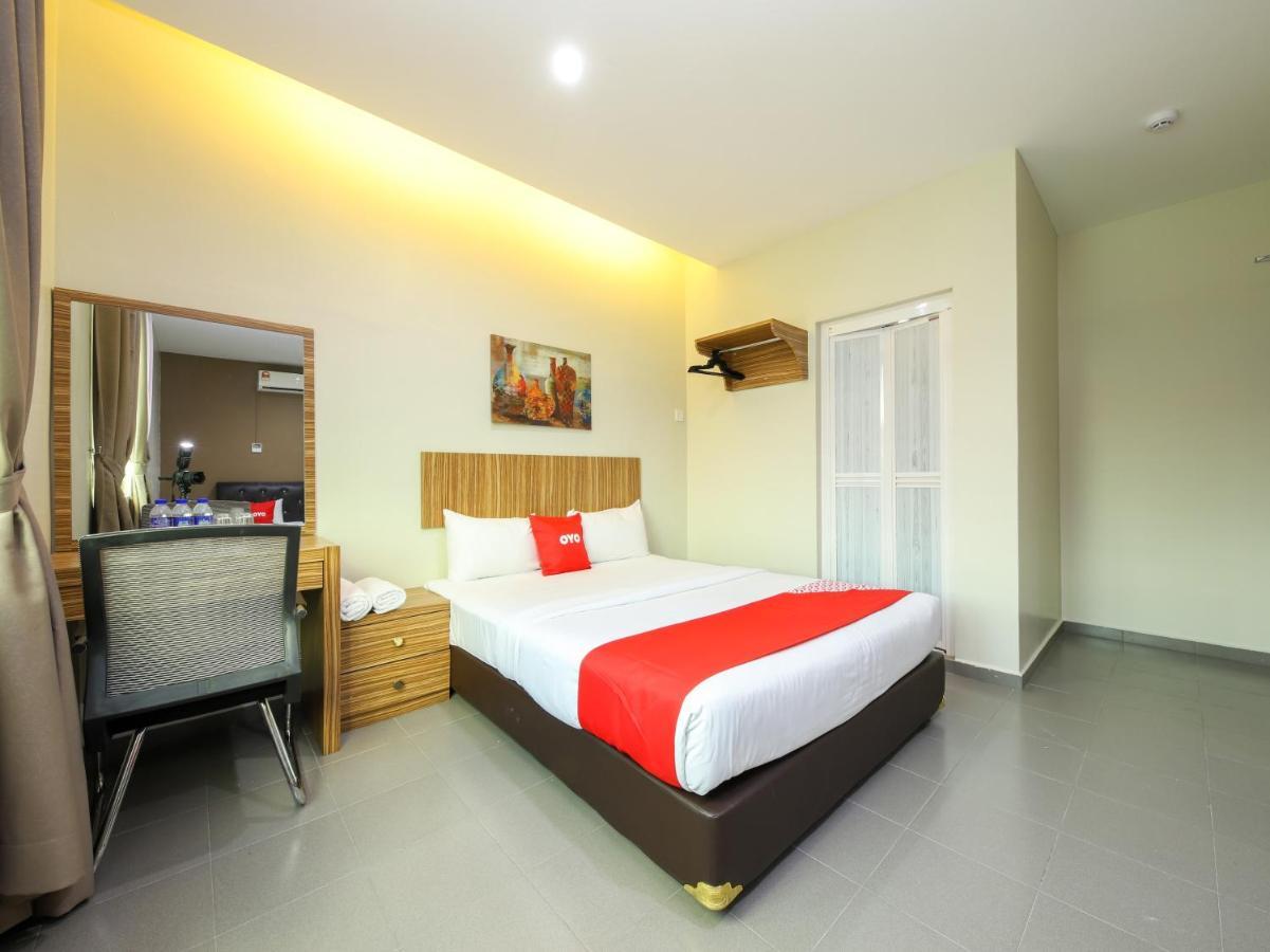 Oyo 89839 Riaz Hotel Malacca Exterior photo